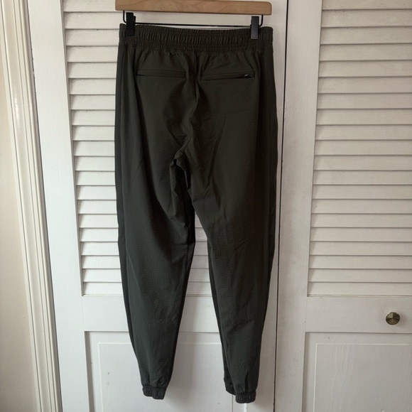 Athleta Textured Brooklyn Jogger Mountain Olive Green size 2 Travel Breathable - Picture 4 of 5